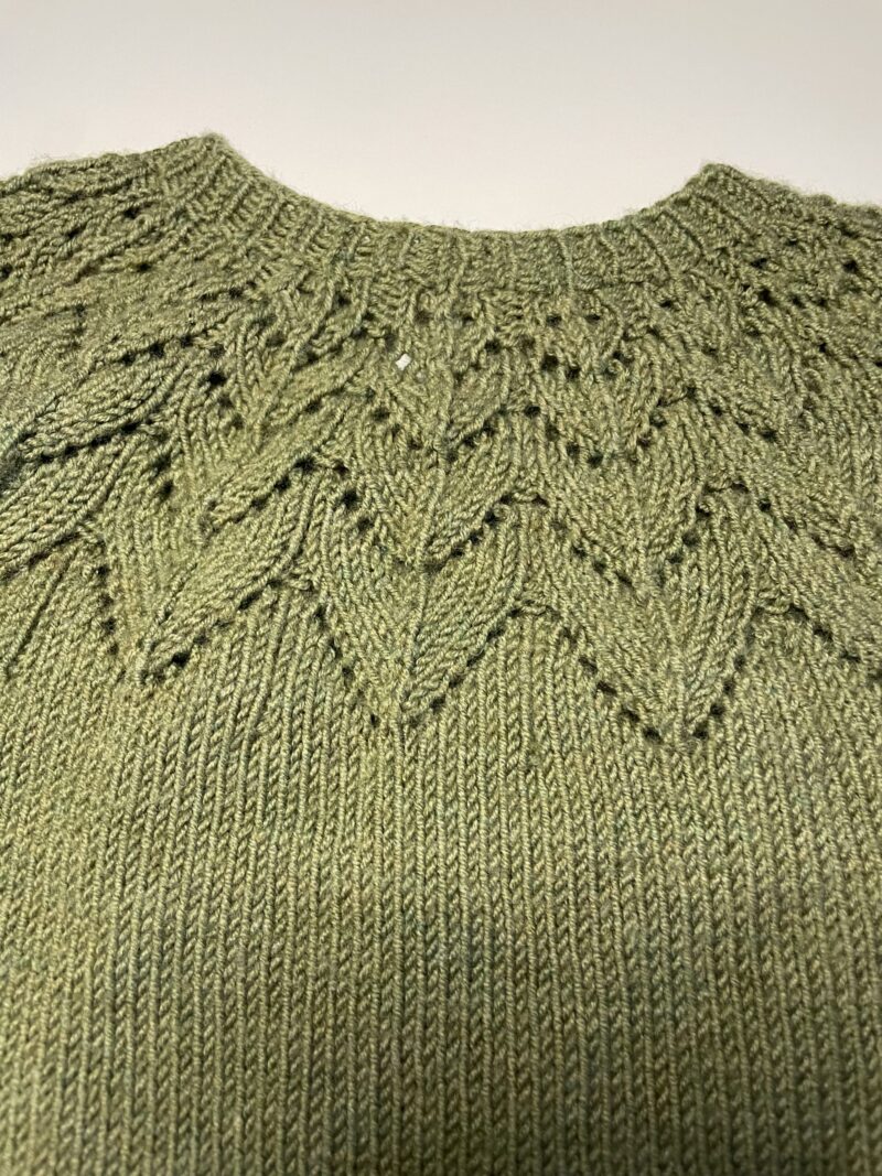 Strikkeeopskrift: Autumn leaves bluse